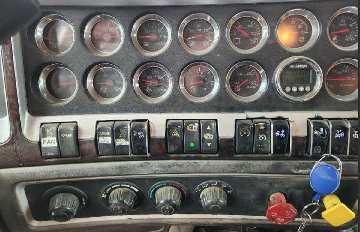 Used 2015 Kenworth T800 Hook Lift Truck