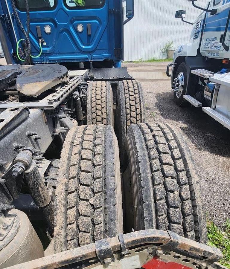 Used 2023 Freightliner Cascadia 126