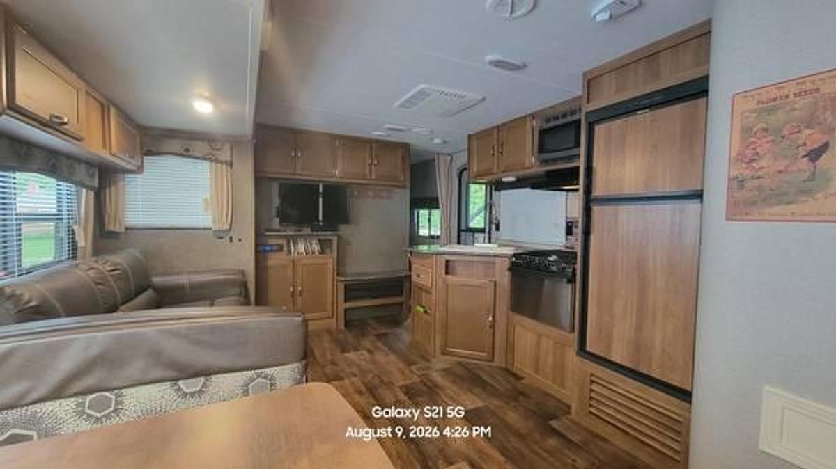 Used 2017 Keystone Springdale Summerland Series 33' Travel Trailer