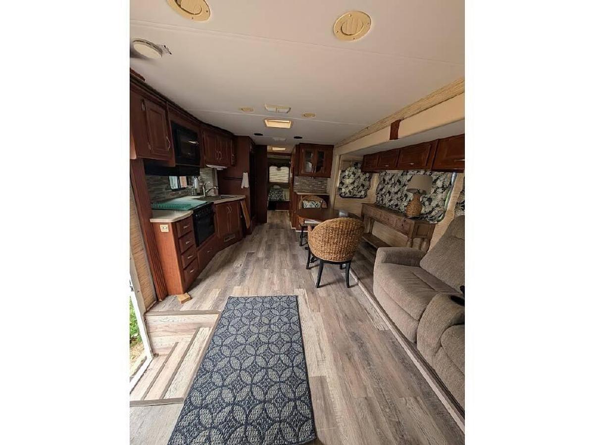 Used 2006 Fourwinds Hurricane 33H