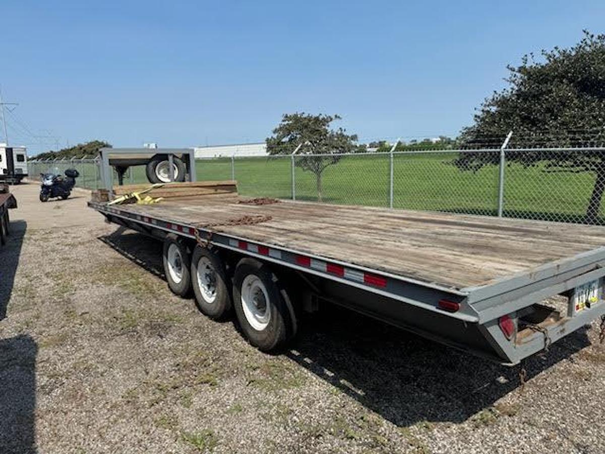 Used 2007 26' Gooseneck Equipment Trailer