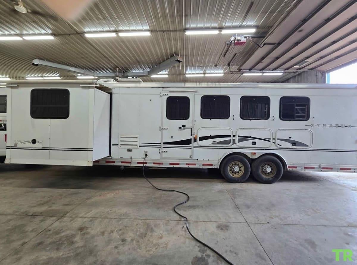 Used 2005 Stratus 4-Horse Aluminum Living Quarters Trailer