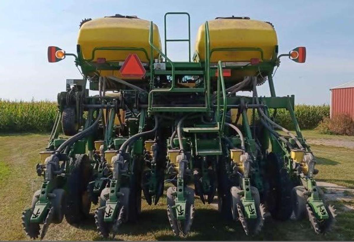 Used 2004 JOHN DEERE 1790 Planter