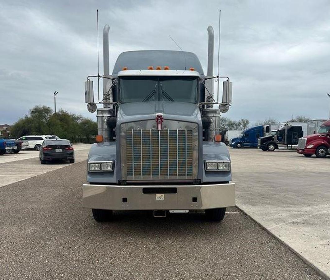 Used 2018 Kenworth T800 Sleeper Semi Truck