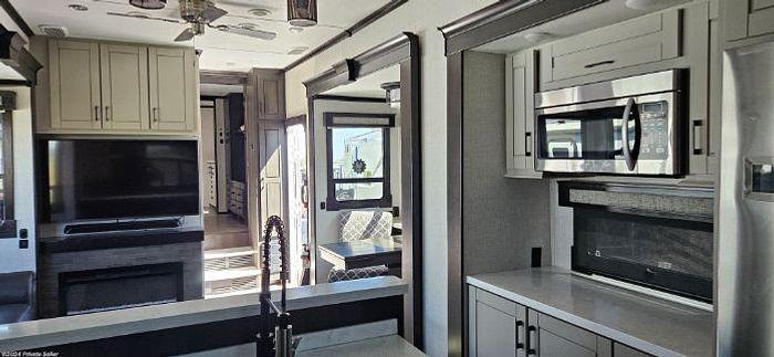 Used 2021 Crossroads Redwood 4001LK