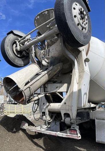 Used 2004 KENWORTH W900 Concrete Mixer Truck