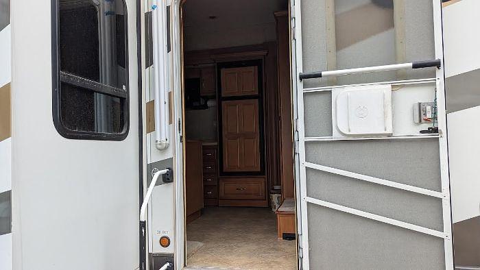 Used 2006 Doubletree Mobile Suites RL36