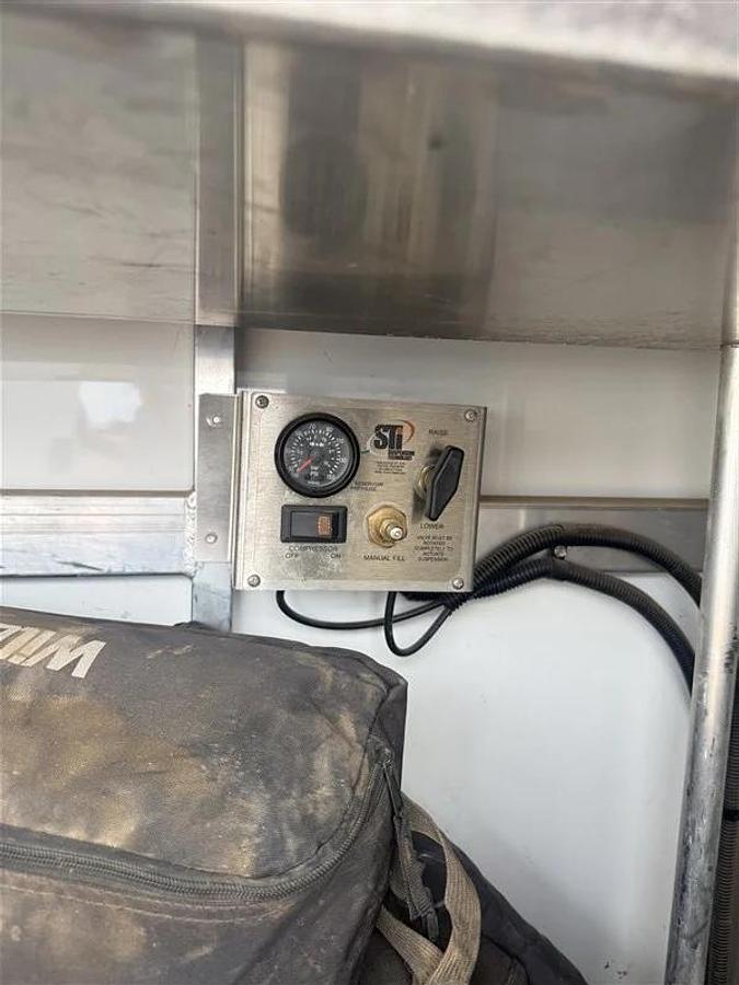 Used 2006 Sundowner 8018 3 Horse