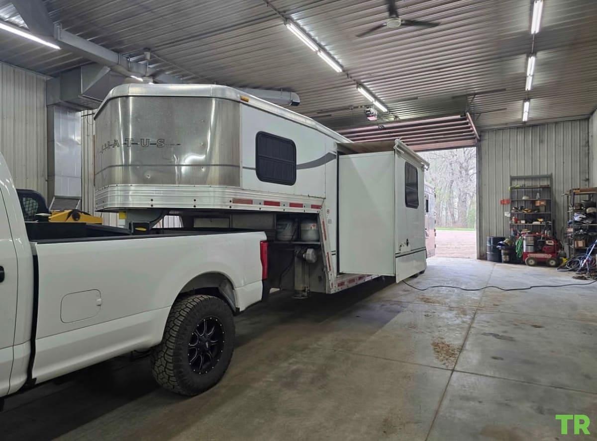 Used 2005 Stratus 4-Horse Aluminum Living Quarters Trailer