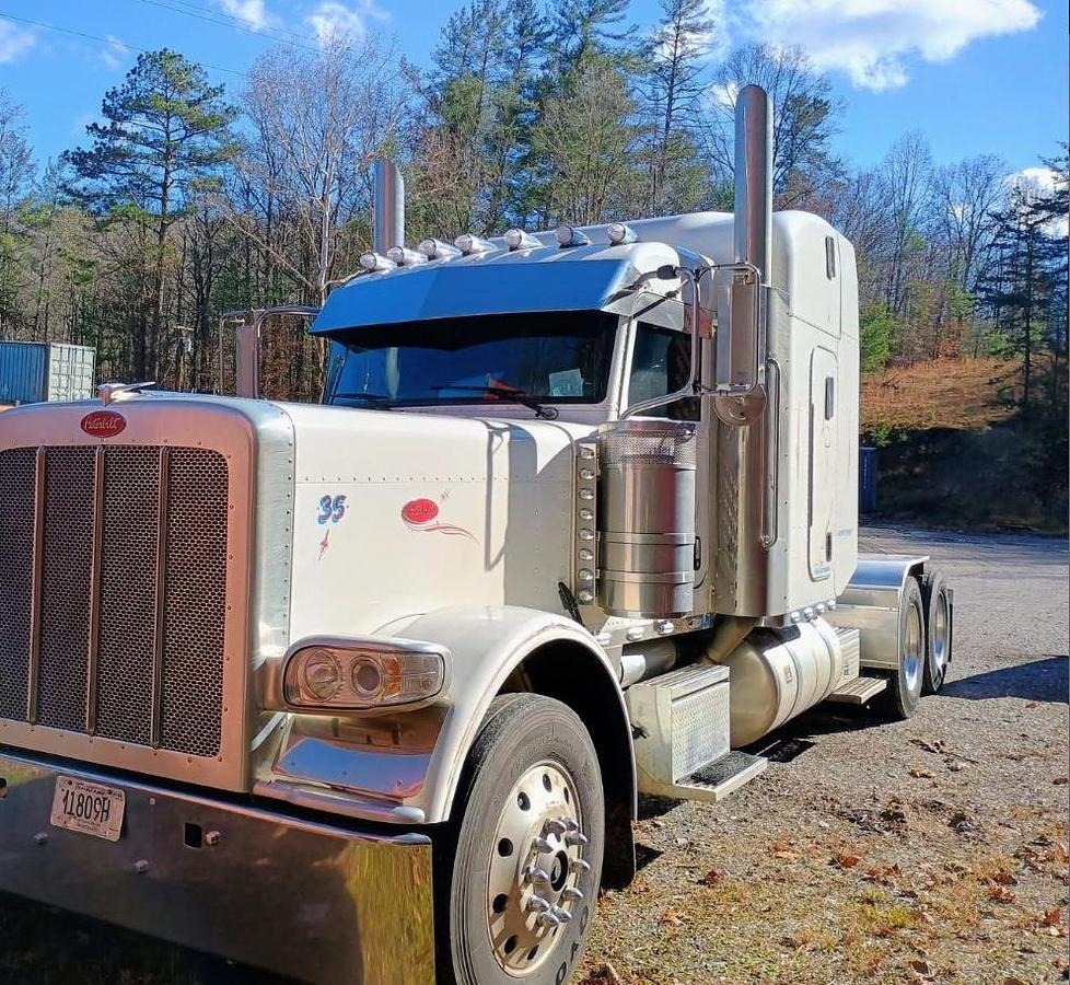 Used 2020 Peterbilt 389 Sleeper Semi Truck