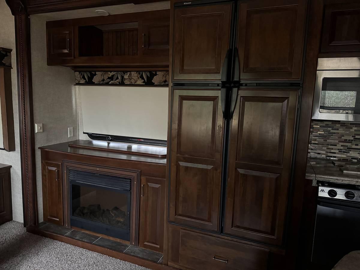 Used 2014 Keystone Alpine 3590RS Fifth Wheel