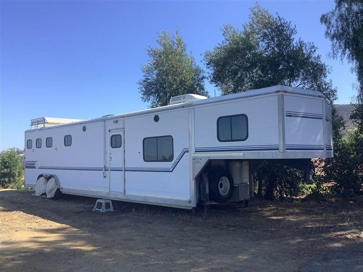 Used 1997 Jamco 3 Horse Trailer with Living Quarters