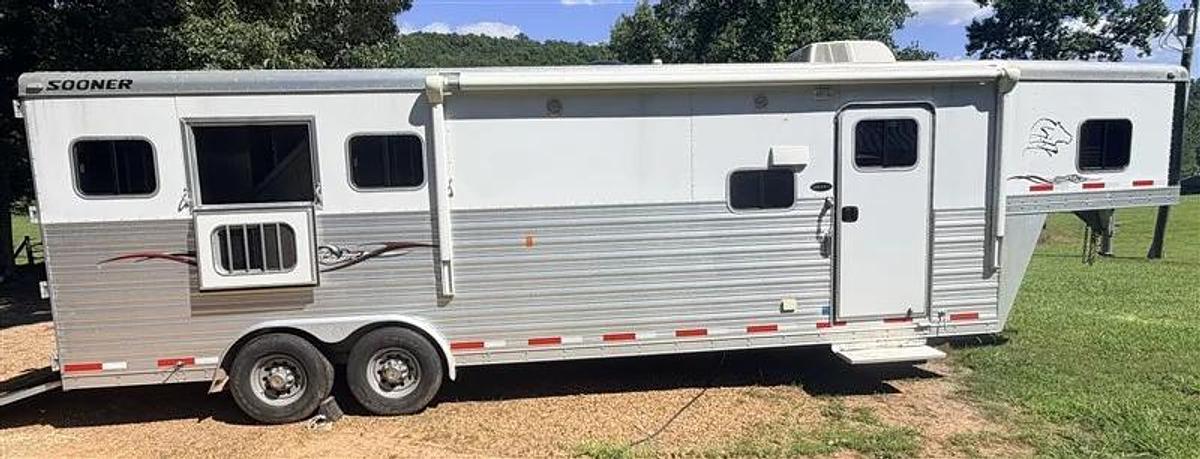 Used 2014 Sooner Legacy 312 3 Horse Gooseneck Trailer with Living Quarters