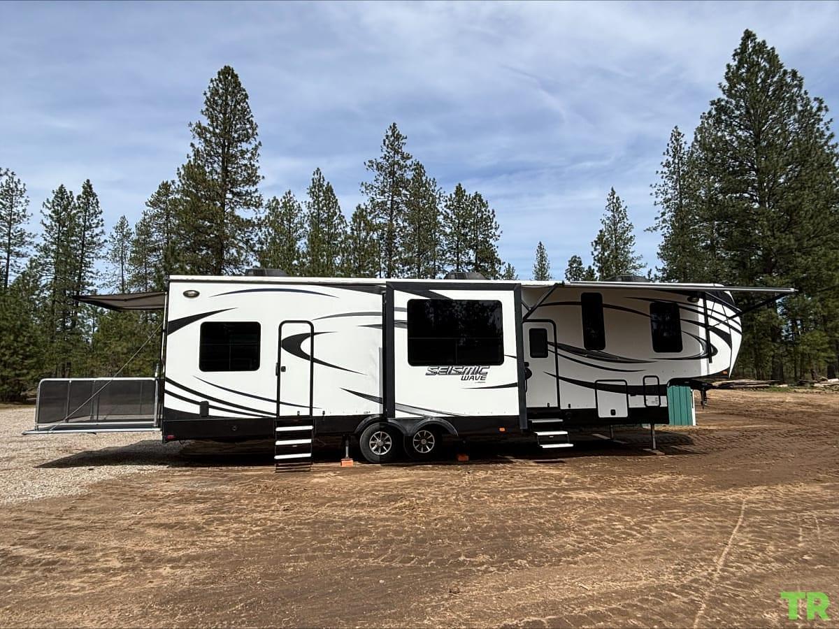 Used 2016 Jayco Seismic Wave 355W