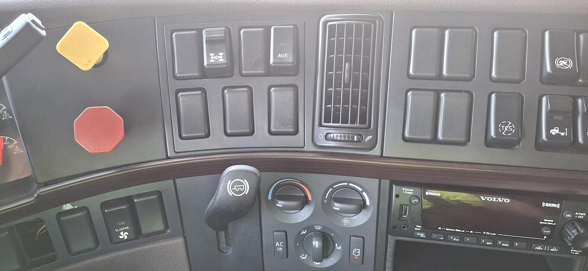 Used 2017 Volvo VNL64T670 Sleeper Semi Truck