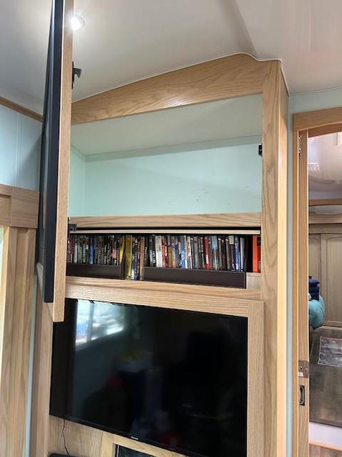 Used 2022 Space Craft V405 Fifth Wheel