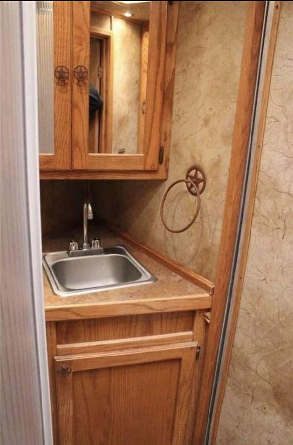 Used 2006 Cimarron Norstar Three Horse with Living Quarters