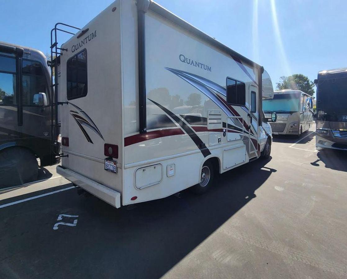 Used 2020 Thor Motor Coach Quantum KM24 w/ 2016 Nissan Versa Tow Vehicle