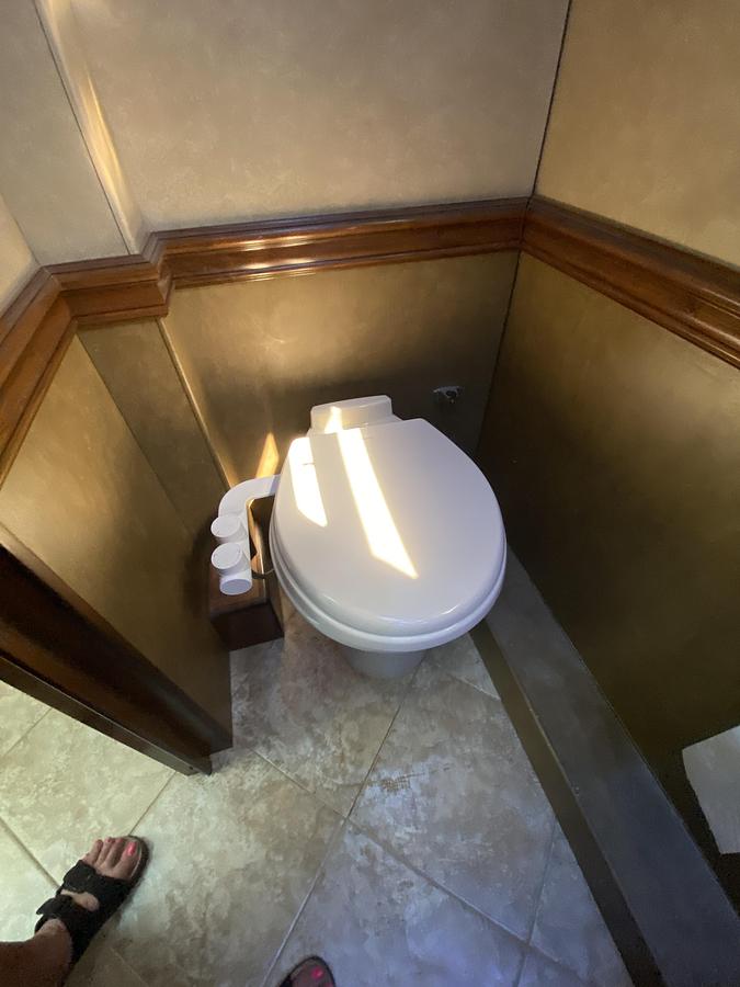 Used 2011 Monaco Camelot 43PKQ Class A Motorhome