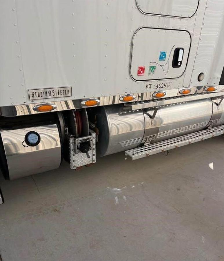 Used 2013 Kenworth W900 Sleeper Semi Truck