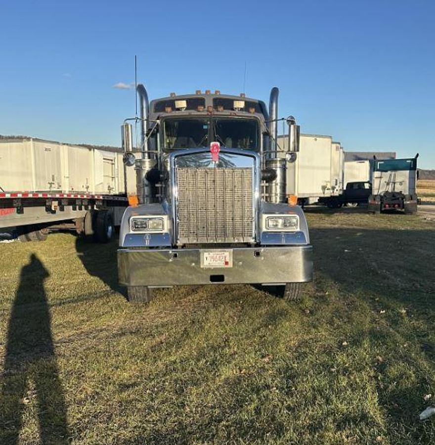 Used 1999 KENWORTH W900 Sleeper Semi Truck