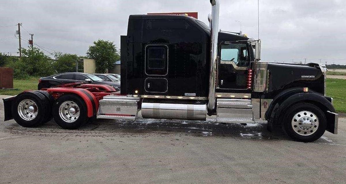 Used 2021 Kenworth W900