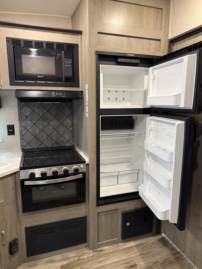 Used 2020 Palomino Puma Light XLE 29FQC Travel Trailer Toy Hauler