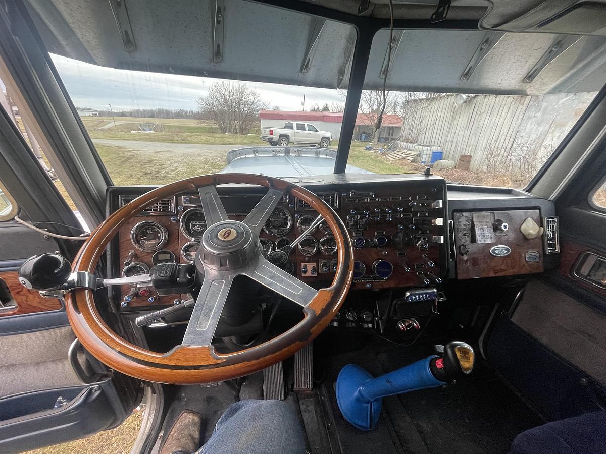 Used 1996 Peterbilt 379 Conventional Sleeper Semi