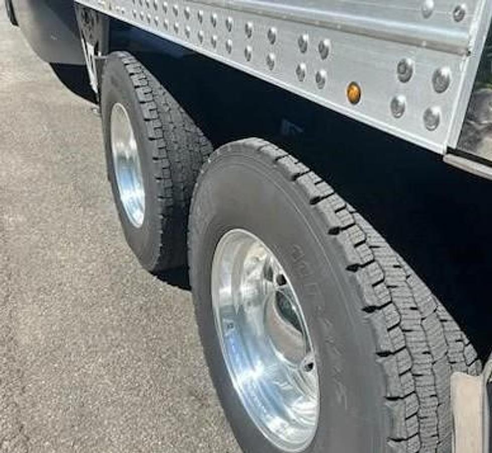 Used 2024 Peterbilt 389 Sleeper Semi Truck