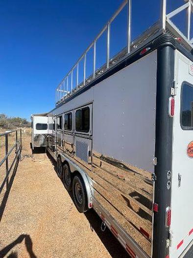 Used 2015 Sundowner Signature Series with Living Quarters