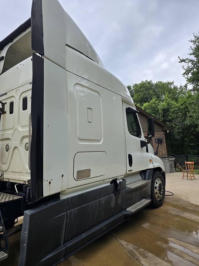 Used 2015 Freightliner Cascadia Conventional Sleeper Semi