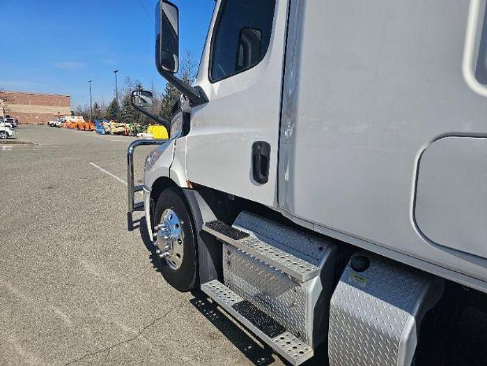 Used 2019 Cascadia 116
