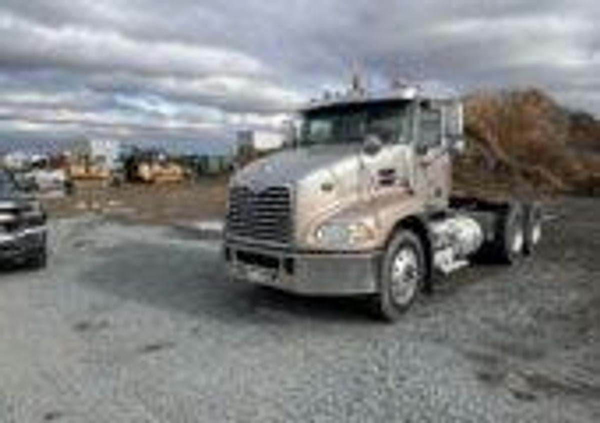 Used 2010 MACK CXU Day Cab Semi Truck