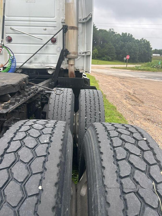 Used 2007 VOLVO VNL 670 Conventional Sleeper Semi