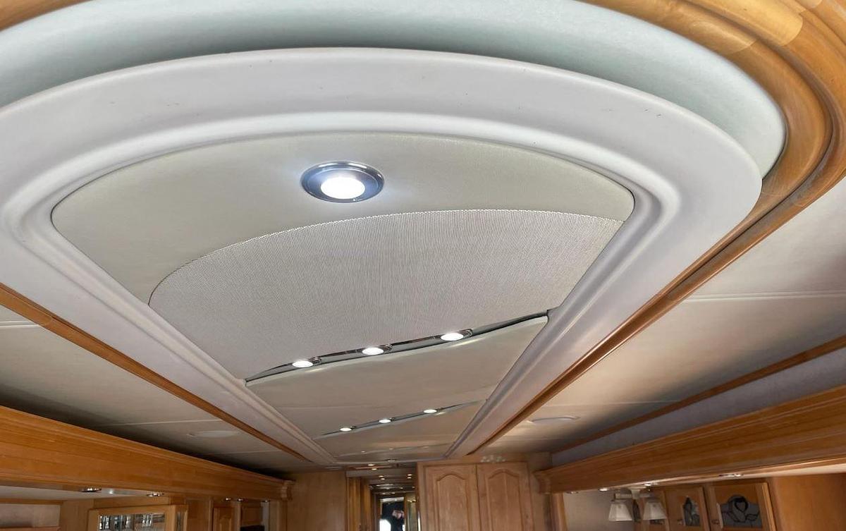 Used 2005 Country Coach Magna 630