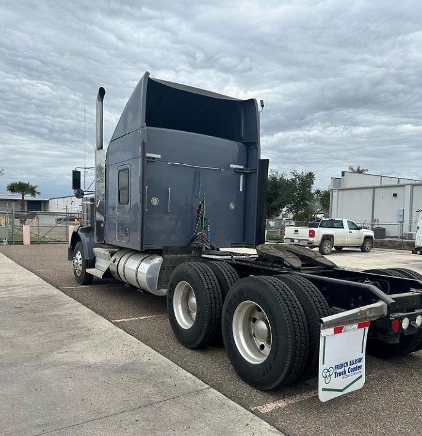 Used 2018 Kenworth T800 Sleeper Semi Truck