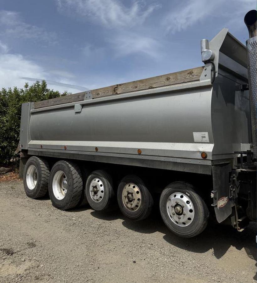 Used 2019 PETERBILT 365 Dump Truck