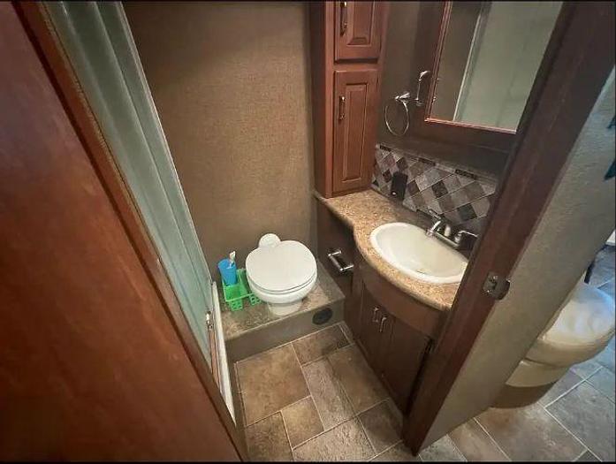 Used 2015 Thor Motor Coach Hurricane 27K