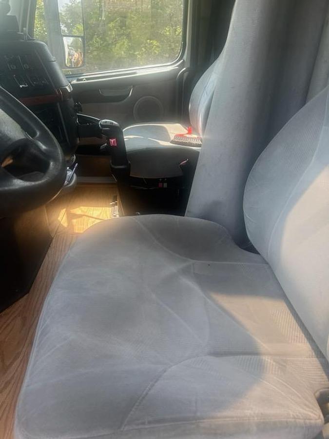 Used 2007 VOLVO VNL 670 Conventional Sleeper Semi