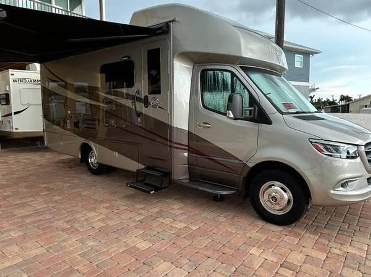Used 2022 Tiffin Wayfarer 25RW