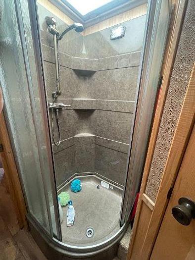 Used 2015 Sundowner Signature Series with Living Quarters