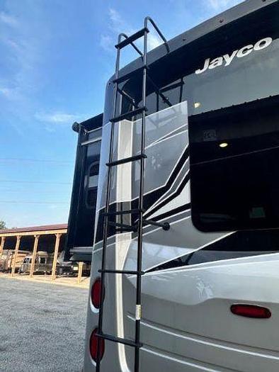 Used 2023 Jayco Seneca 37L.