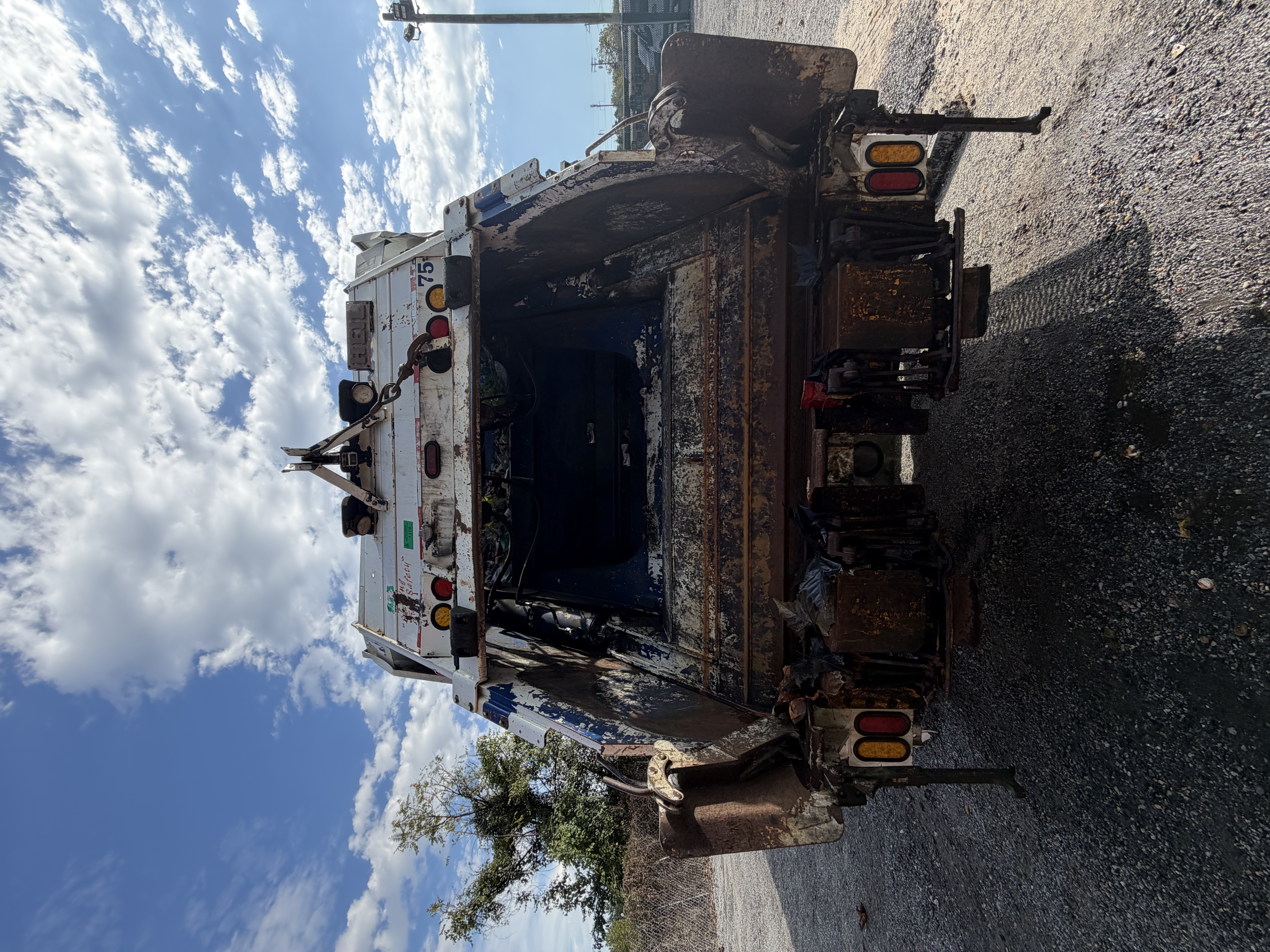 Used 2016 Freightliner 25 YD Leach
