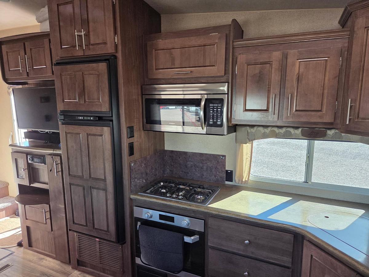 Used 2020 Northwood Grande Ronde Arctic Fox 27-5L Fifth Wheel