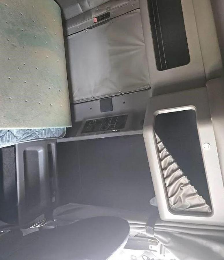 Used 2015 KENWORTH T660 Conventional Sleeper Semi