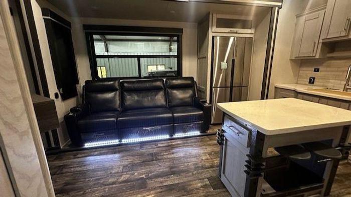 Used 2023 Keystone Fuzion 427