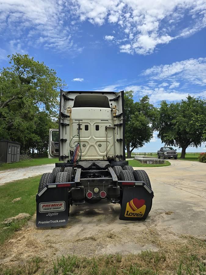 Used 2015 Freightliner Cascadia Conventional Sleeper Semi
