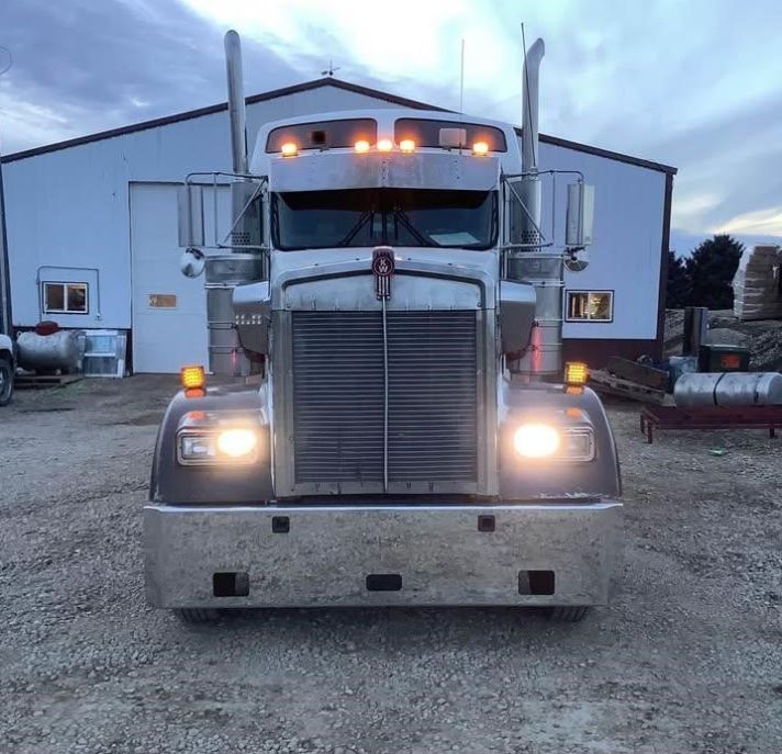 Used 2005 Kenworth W900L Sleeper Semi Truck