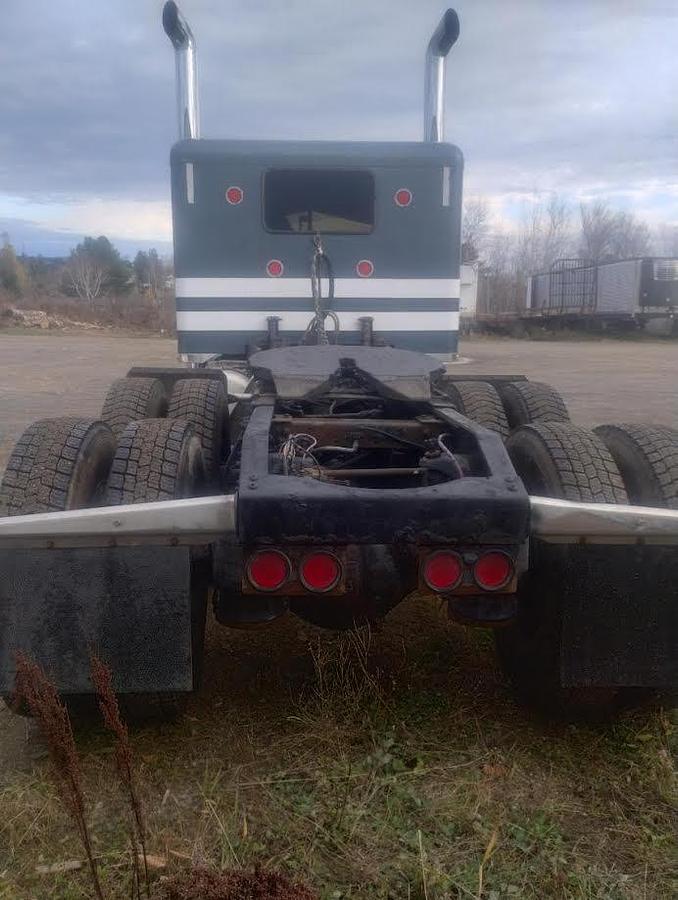 Used 2005 Peterbilt 379 Conventional Sleeper Semi