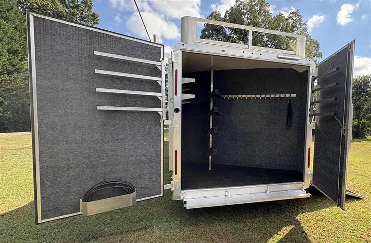 Used 2017 Merhow 4 Horse with Living Quarters